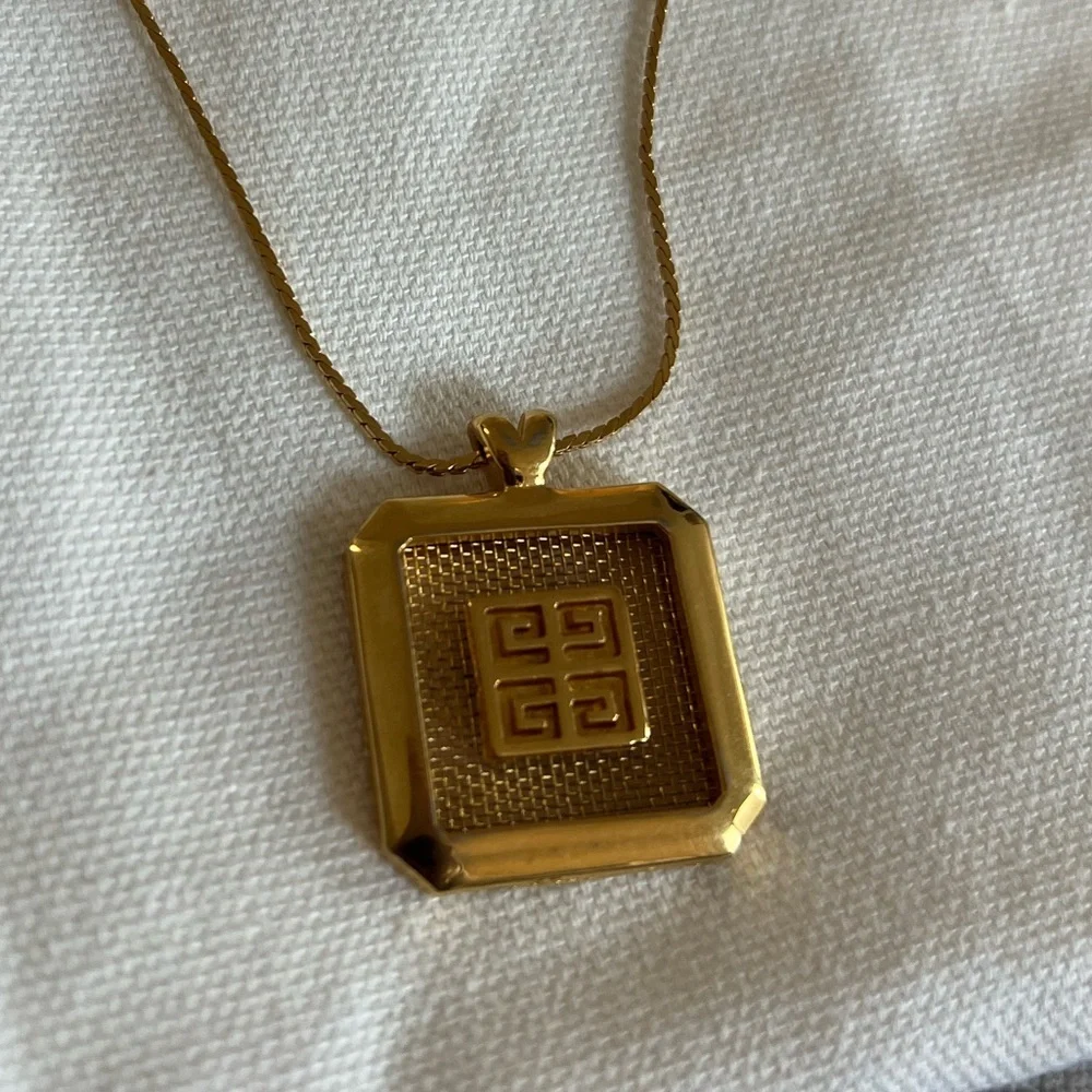 Givenchy Vintage Pendant Necklace - Picture 4 of 7